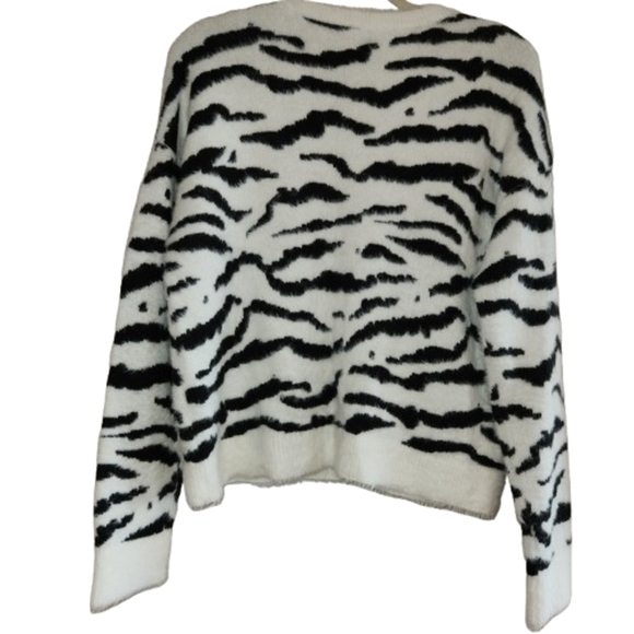 Bar III Black & White Zebra Print Sweater Size M Super Soft & Fuzzy Long Sleeves - Picture 2 of 13